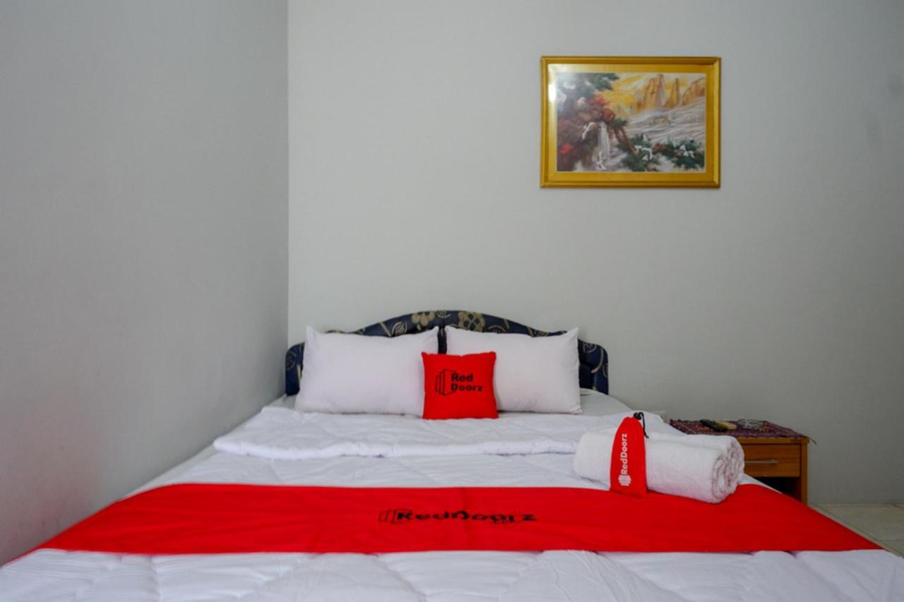 Reddoorz @ Hotel Aulia Majene Екстер'єр фото