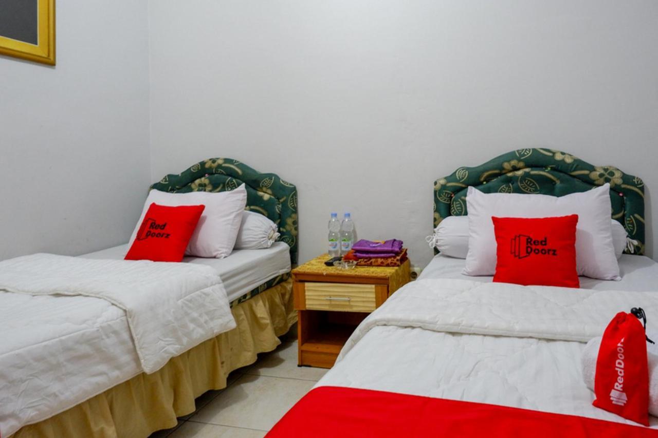 Reddoorz @ Hotel Aulia Majene Екстер'єр фото