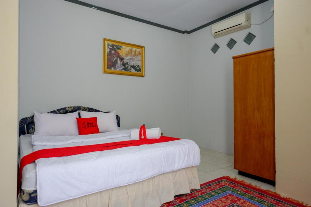 Reddoorz @ Hotel Aulia Majene Екстер'єр фото