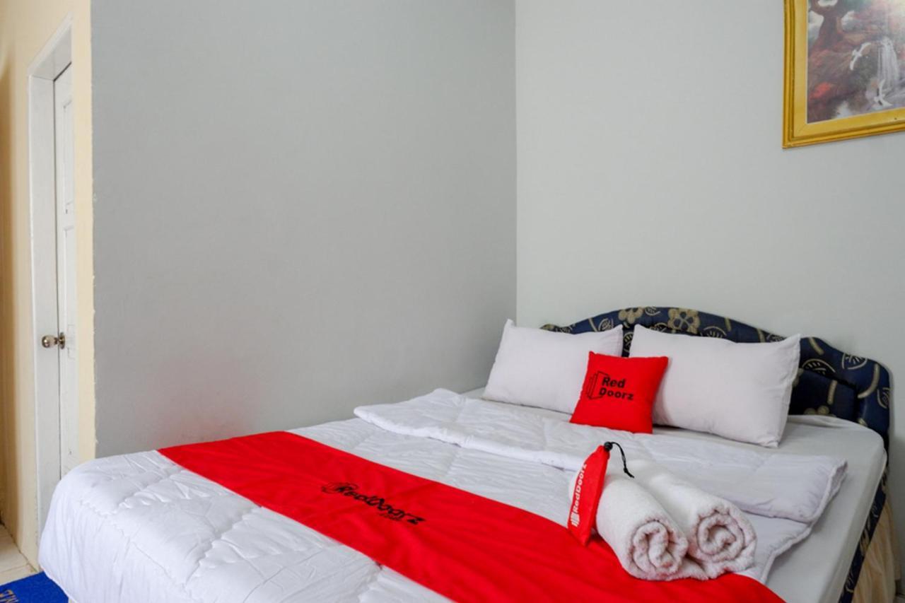 Reddoorz @ Hotel Aulia Majene Екстер'єр фото