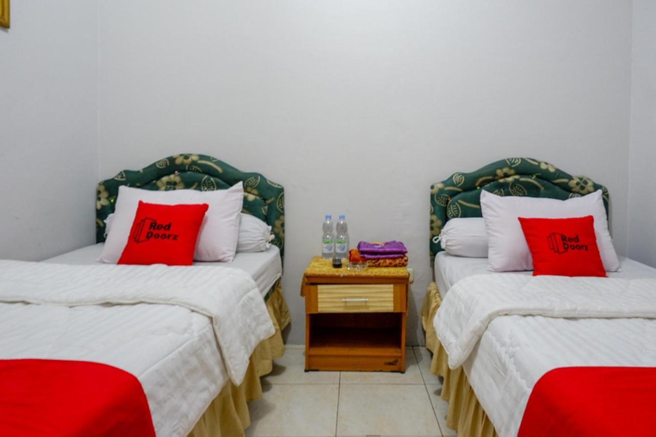 Reddoorz @ Hotel Aulia Majene Екстер'єр фото
