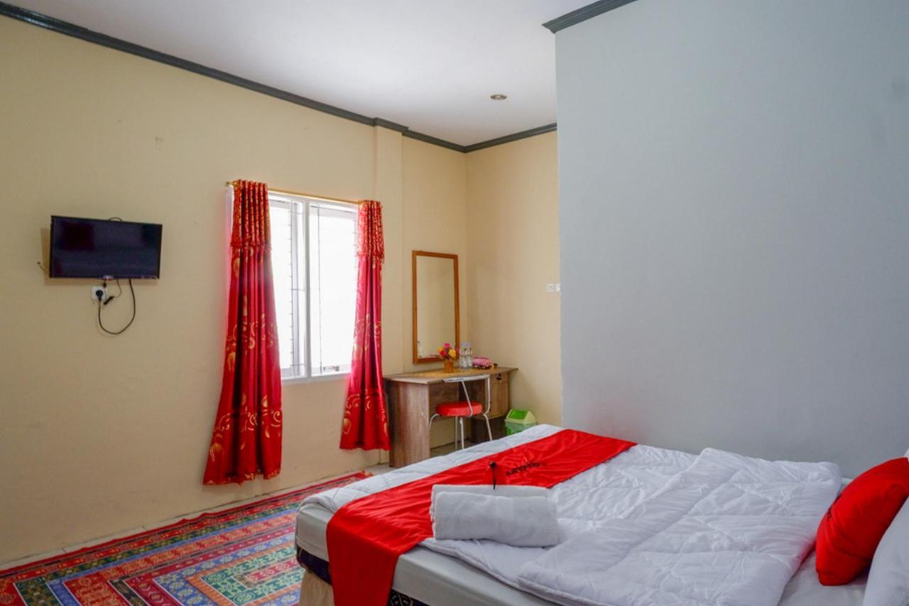 Reddoorz @ Hotel Aulia Majene Екстер'єр фото