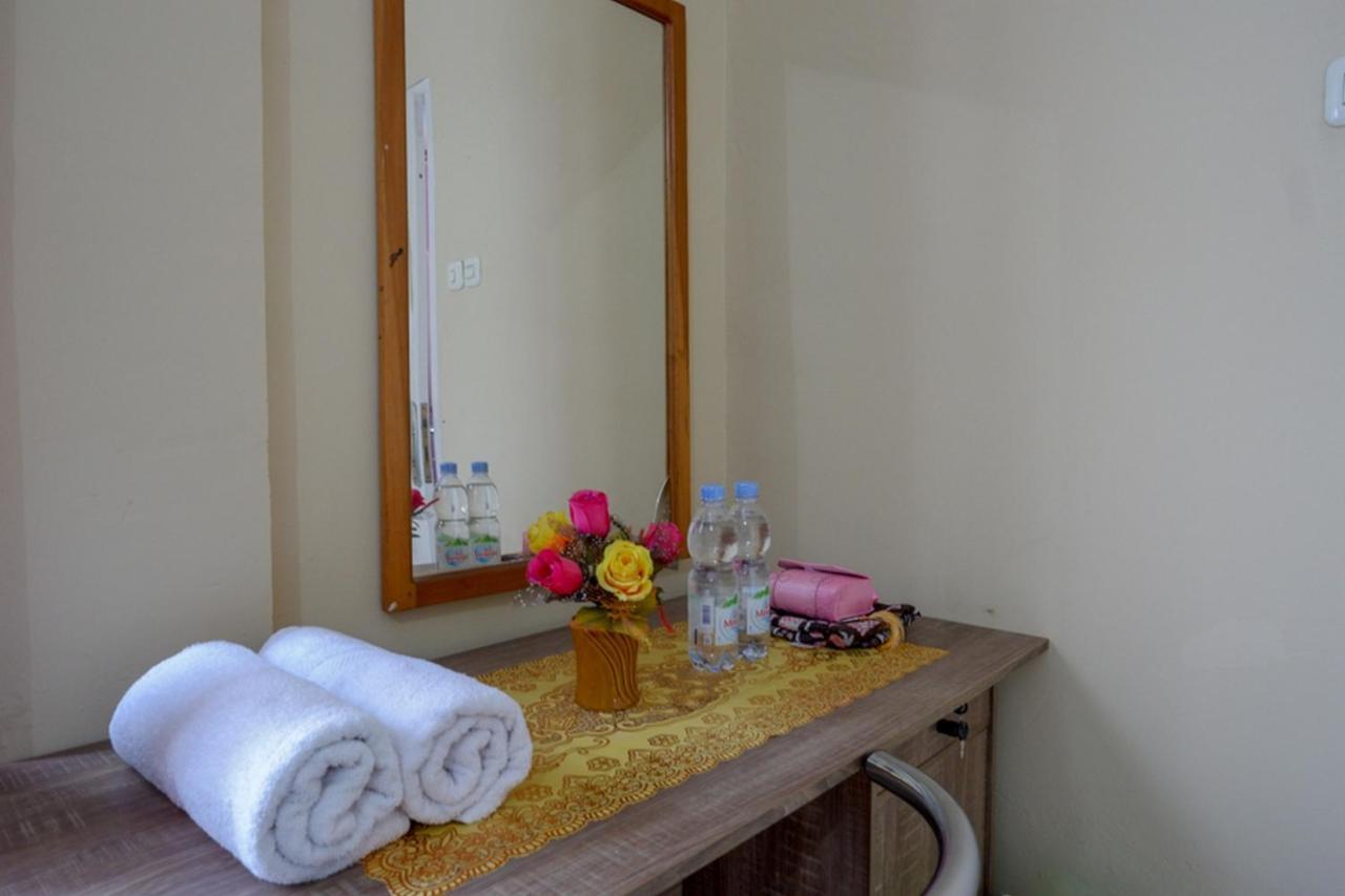 Reddoorz @ Hotel Aulia Majene Екстер'єр фото